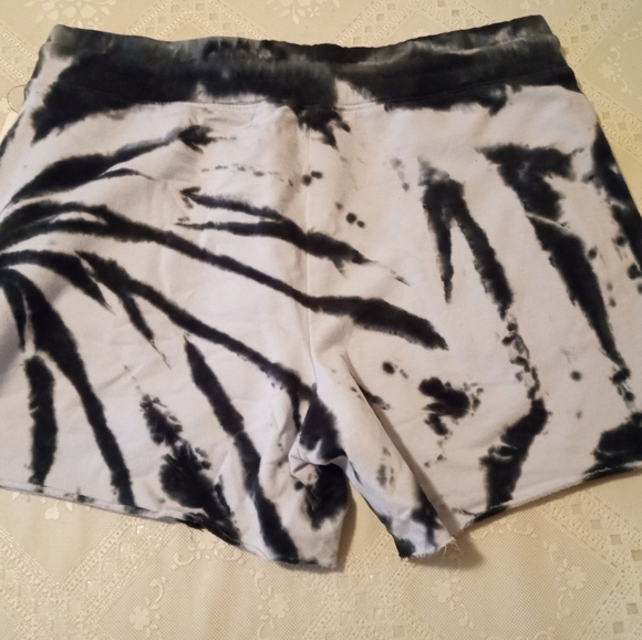 🆕 LACAUSA NWT Tie Dye Sweat Shorts, Medium - Picture 3 of 7